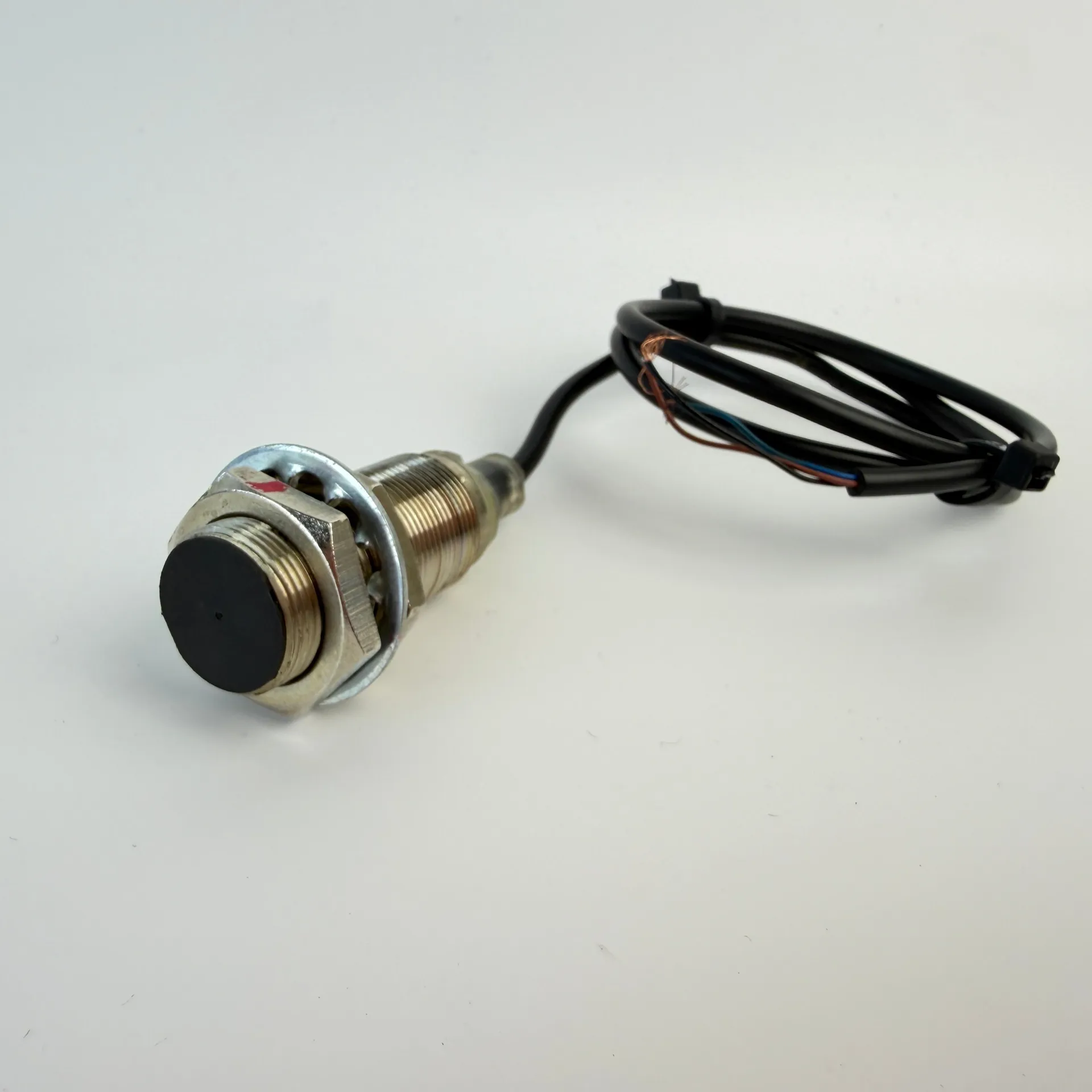 Omron E2B-M18KS08-WP-C1 Inductive Proximity Sensor M18 NPN NO 8mm – 60cm Cable - Thumbnail 2